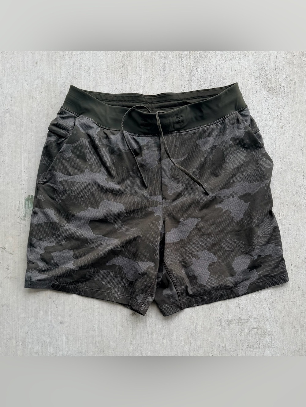 Lululemon Linerless Shorts Men Size Large Green Camo Active Stretch Running